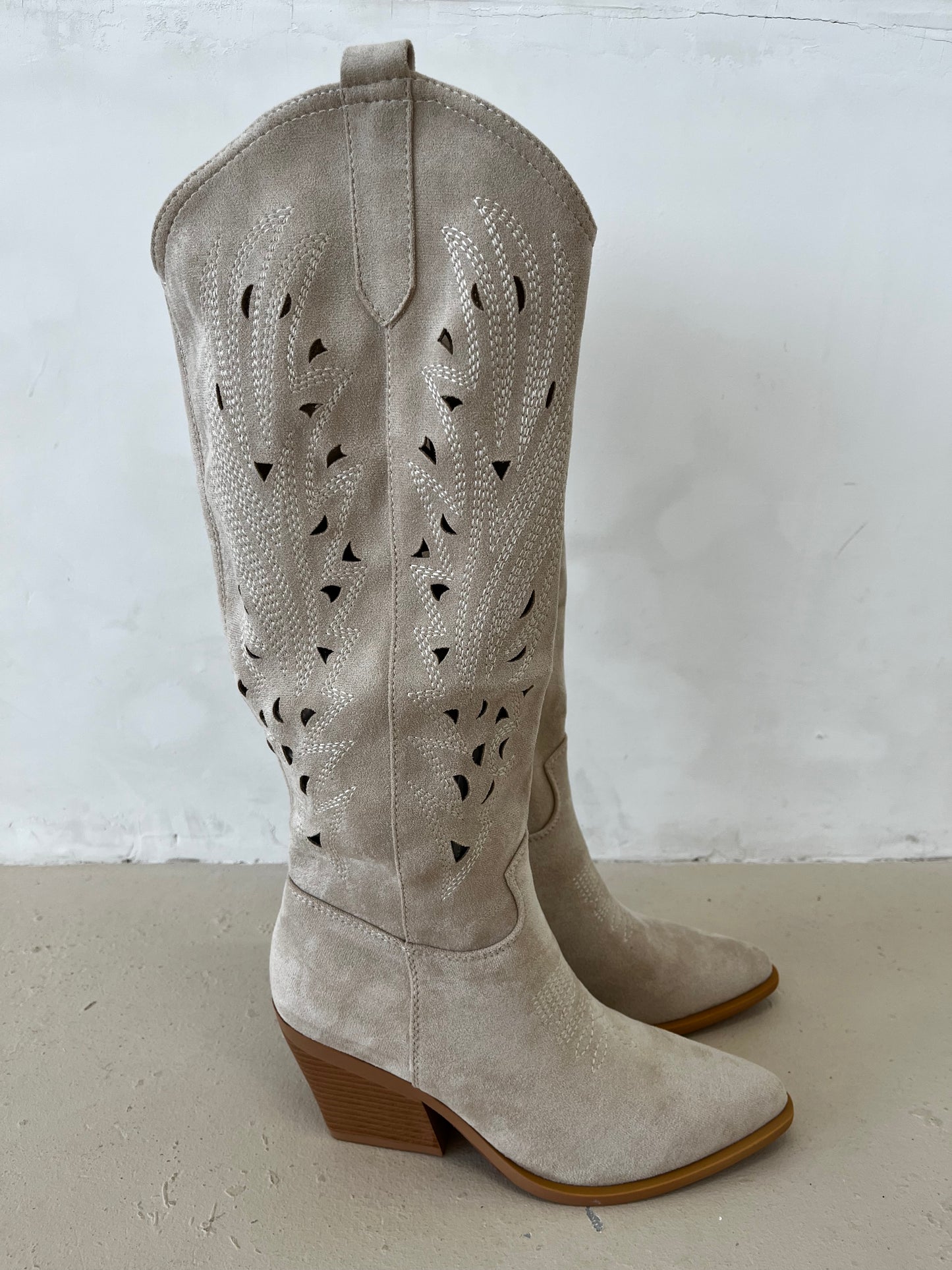 The ‘Brandy’ Cowboy Boots Beige