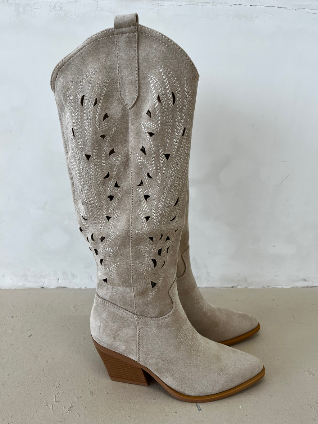 The ‘Brandy’ Cowboy Boots Beige