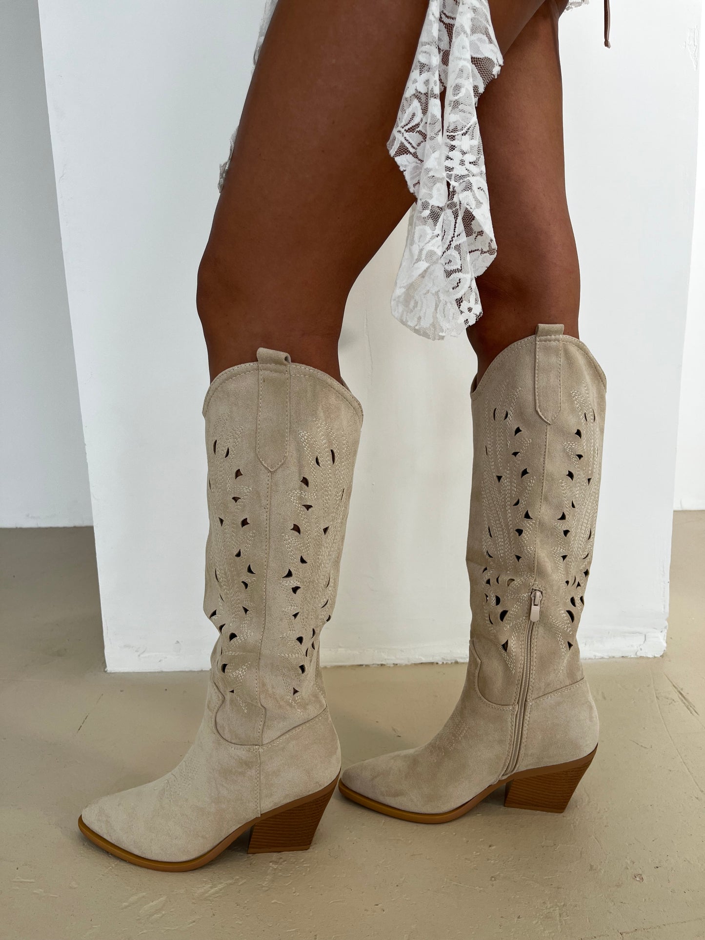 The ‘Brandy’ Cowboy Boots Beige